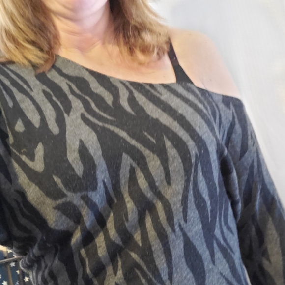 Pretty black/grey A Symmetrical off the shoulder sweater. - Picture 3 of 10